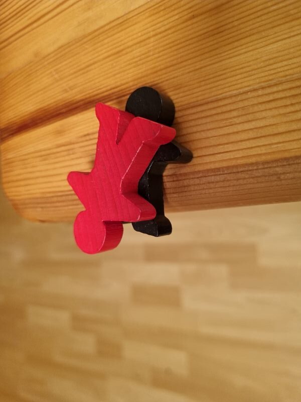 Mensch mit seinem Thema liegt an der Tischkante-1